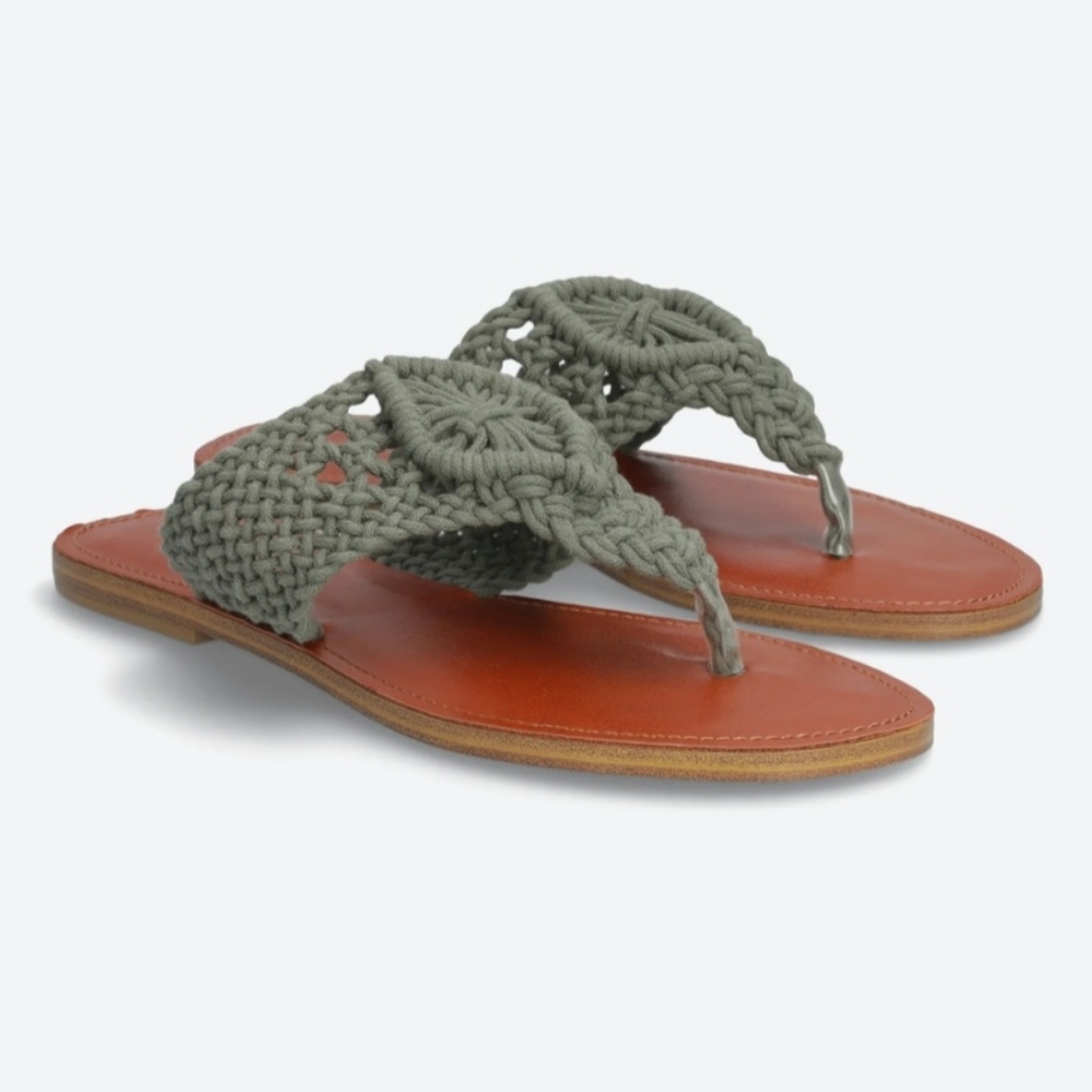 🌻 3/$20 Deal!! 🆕️ NWOT MIA Green and Brown Sandals with Woven Design